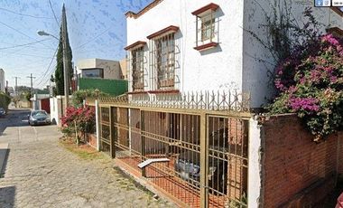 VENTA DE CASA AMUEBLADA TIPO DUPLEX CON 2 DEPARTAMENTOS, 5 RECAMARAS 5 BAÑOS, 2 COCHERAS EN EL BARREAL Recién remodelada.
