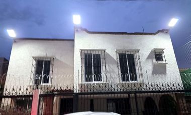 VENTA DE CASA AMUEBLADA TIPO DUPLEX CON 2 DEPARTAMENTOS, 5 RECAMARAS 5 BAÑOS, 2 COCHERAS EN EL BARREAL Recién remodelada.