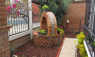 VENTA DE CASA AMUEBLADA TIPO DUPLEX CON 2 DEPARTAMENTOS, 5 RECAMARAS 5 BAÑOS, 2 COCHERAS EN EL BARREAL Recién remodelada.