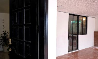 VENTA DE CASA AMUEBLADA TIPO DUPLEX CON 2 DEPARTAMENTOS, 5 RECAMARAS 5 BAÑOS, 2 COCHERAS EN EL BARREAL Recién remodelada.