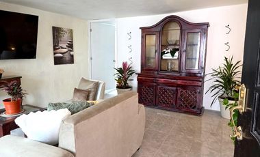 VENTA DE CASA AMUEBLADA TIPO DUPLEX CON 2 DEPARTAMENTOS, 5 RECAMARAS 5 BAÑOS, 2 COCHERAS EN EL BARREAL Recién remodelada.