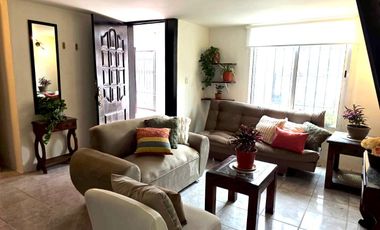 VENTA DE CASA AMUEBLADA TIPO DUPLEX CON 2 DEPARTAMENTOS, 5 RECAMARAS 5 BAÑOS, 2 COCHERAS EN EL BARREAL Recién remodelada.