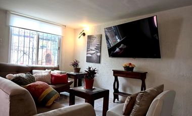 VENTA DE CASA AMUEBLADA TIPO DUPLEX CON 2 DEPARTAMENTOS, 5 RECAMARAS 5 BAÑOS, 2 COCHERAS EN EL BARREAL Recién remodelada.