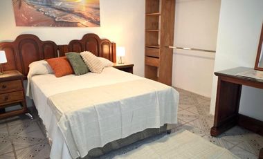 VENTA DE CASA AMUEBLADA TIPO DUPLEX CON 2 DEPARTAMENTOS, 5 RECAMARAS 5 BAÑOS, 2 COCHERAS EN EL BARREAL Recién remodelada.