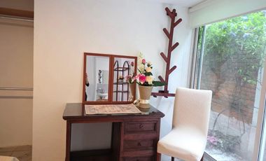 VENTA DE CASA AMUEBLADA TIPO DUPLEX CON 2 DEPARTAMENTOS, 5 RECAMARAS 5 BAÑOS, 2 COCHERAS EN EL BARREAL Recién remodelada.