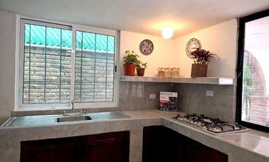 VENTA DE CASA AMUEBLADA TIPO DUPLEX CON 2 DEPARTAMENTOS, 5 RECAMARAS 5 BAÑOS, 2 COCHERAS EN EL BARREAL Recién remodelada.