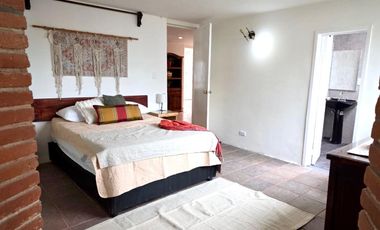 VENTA DE CASA AMUEBLADA TIPO DUPLEX CON 2 DEPARTAMENTOS, 5 RECAMARAS 5 BAÑOS, 2 COCHERAS EN EL BARREAL Recién remodelada.