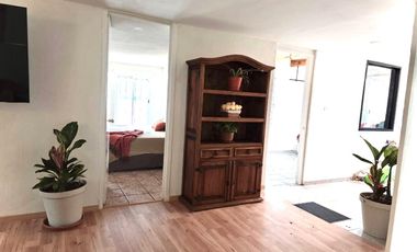 VENTA DE CASA AMUEBLADA TIPO DUPLEX CON 2 DEPARTAMENTOS, 5 RECAMARAS 5 BAÑOS, 2 COCHERAS EN EL BARREAL Recién remodelada.