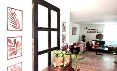 VENTA DE CASA AMUEBLADA TIPO DUPLEX CON 2 DEPARTAMENTOS, 5 RECAMARAS 5 BAÑOS, 2 COCHERAS EN EL BARREAL Recién remodelada.