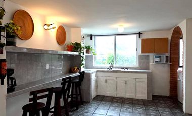 VENTA DE CASA AMUEBLADA TIPO DUPLEX CON 2 DEPARTAMENTOS, 5 RECAMARAS 5 BAÑOS, 2 COCHERAS EN EL BARREAL Recién remodelada.