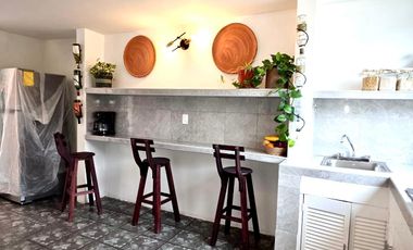 VENTA DE CASA AMUEBLADA TIPO DUPLEX CON 2 DEPARTAMENTOS, 5 RECAMARAS 5 BAÑOS, 2 COCHERAS EN EL BARREAL Recién remodelada.