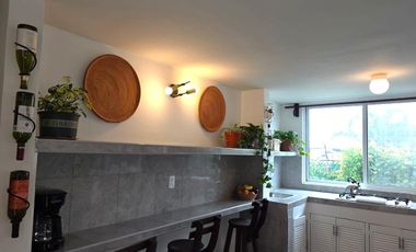 VENTA DE CASA AMUEBLADA TIPO DUPLEX CON 2 DEPARTAMENTOS, 5 RECAMARAS 5 BAÑOS, 2 COCHERAS EN EL BARREAL Recién remodelada.