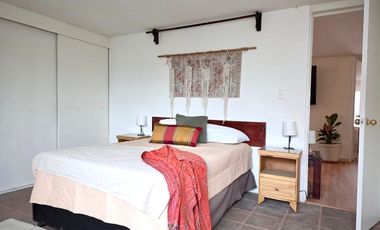 VENTA DE CASA AMUEBLADA TIPO DUPLEX CON 2 DEPARTAMENTOS, 5 RECAMARAS 5 BAÑOS, 2 COCHERAS EN EL BARREAL Recién remodelada.