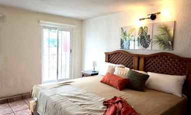 VENTA DE CASA AMUEBLADA TIPO DUPLEX CON 2 DEPARTAMENTOS, 5 RECAMARAS 5 BAÑOS, 2 COCHERAS EN EL BARREAL Recién remodelada.