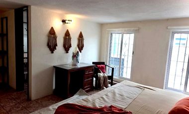 VENTA DE CASA AMUEBLADA TIPO DUPLEX CON 2 DEPARTAMENTOS, 5 RECAMARAS 5 BAÑOS, 2 COCHERAS EN EL BARREAL Recién remodelada.