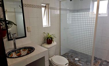 VENTA DE CASA AMUEBLADA TIPO DUPLEX CON 2 DEPARTAMENTOS, 5 RECAMARAS 5 BAÑOS, 2 COCHERAS EN EL BARREAL Recién remodelada.
