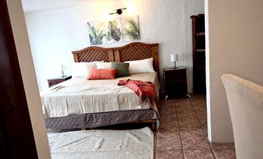 VENTA DE CASA AMUEBLADA TIPO DUPLEX CON 2 DEPARTAMENTOS, 5 RECAMARAS 5 BAÑOS, 2 COCHERAS EN EL BARREAL Recién remodelada.