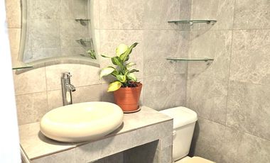 VENTA DE CASA AMUEBLADA TIPO DUPLEX CON 2 DEPARTAMENTOS, 5 RECAMARAS 5 BAÑOS, 2 COCHERAS EN EL BARREAL Recién remodelada.