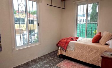 VENTA DE CASA AMUEBLADA TIPO DUPLEX CON 2 DEPARTAMENTOS, 5 RECAMARAS 5 BAÑOS, 2 COCHERAS EN EL BARREAL Recién remodelada.