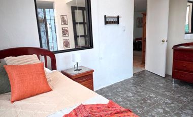 VENTA DE CASA AMUEBLADA TIPO DUPLEX CON 2 DEPARTAMENTOS, 5 RECAMARAS 5 BAÑOS, 2 COCHERAS EN EL BARREAL Recién remodelada.