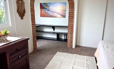 VENTA DE CASA AMUEBLADA TIPO DUPLEX CON 2 DEPARTAMENTOS, 5 RECAMARAS 5 BAÑOS, 2 COCHERAS EN EL BARREAL Recién remodelada.