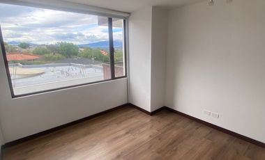 Rento departamento de dos dormitorios con balcón en Cumbya