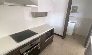Rento departamento de dos dormitorios con balcón en Cumbya
