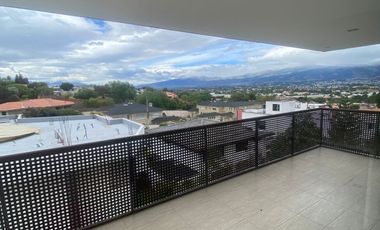 Rento departamento de dos dormitorios con balcón en Cumbya