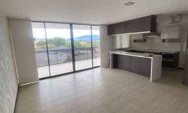 Rento departamento de dos dormitorios con balcón en Cumbya