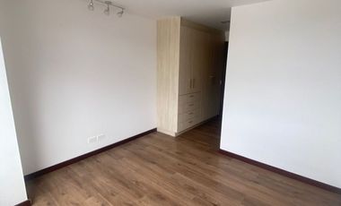 Rento departamento de dos dormitorios con balcón en Cumbya