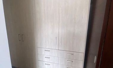Rento departamento de dos dormitorios con balcón en Cumbya