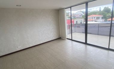 Rento departamento de dos dormitorios con balcón en Cumbya