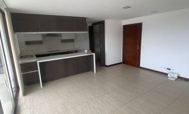 Rento departamento de dos dormitorios con balcón en Cumbya