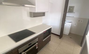 Rento departamento de dos dormitorios con balcón en Cumbya
