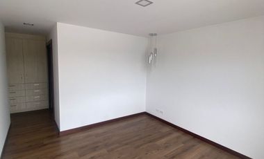 Rento departamento de dos dormitorios con balcón en Cumbya