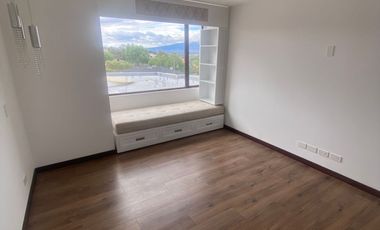 Rento departamento de dos dormitorios con balcón en Cumbya