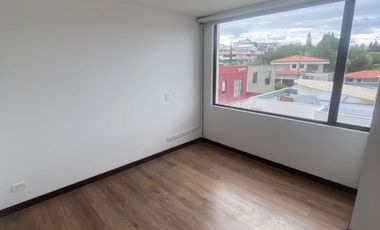 Rento departamento de dos dormitorios con balcón en Cumbya