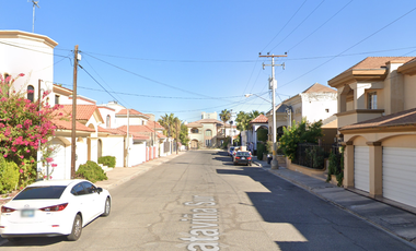 HERMOSA CASA CON ALBERCA EN MEXICALI CERCA DE PLAZA LA GRAN VIA