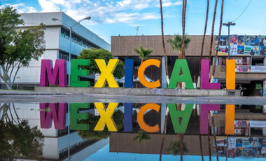 HERMOSA CASA CON ALBERCA EN MEXICALI CERCA DE PLAZA LA GRAN VIA