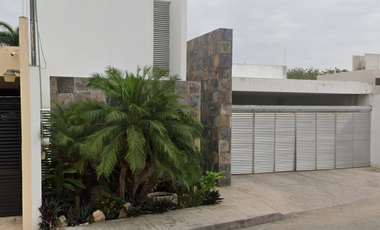 HERMOSA Y MUY AMPLIA CASA EN MERIDA CERCA DE LA PLAZA CITY CENTER