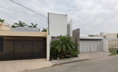 HERMOSA Y MUY AMPLIA CASA EN MERIDA CERCA DE LA PLAZA CITY CENTER