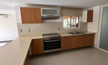 Puerta Real casa ampliada, recién remodelada, 4 recámaras, cuarto de servicio