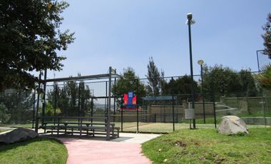 Renta casa zona esmeralda con amenidades, vigilancia 24 horas, jardin privado, estacionamiento para 4 autos