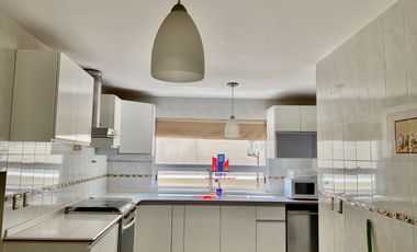 Renta casa zona esmeralda con amenidades, vigilancia 24 horas, jardin privado, estacionamiento para 4 autos