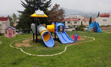 Renta casa zona esmeralda con amenidades, vigilancia 24 horas, jardin privado, estacionamiento para 4 autos