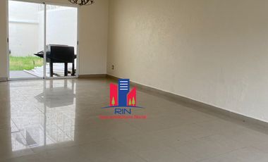 Renta casa zona esmeralda con amenidades, vigilancia 24 horas, jardin privado, estacionamiento para 4 autos