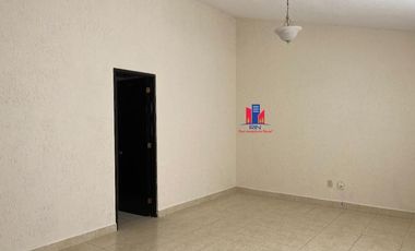 Renta casa zona esmeralda con amenidades, vigilancia 24 horas, jardin privado, estacionamiento para 4 autos