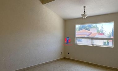 Renta casa zona esmeralda con amenidades, vigilancia 24 horas, jardin privado, estacionamiento para 4 autos