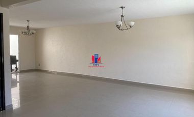 Renta casa zona esmeralda con amenidades, vigilancia 24 horas, jardin privado, estacionamiento para 4 autos