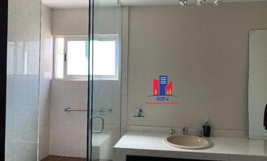 Renta casa zona esmeralda con amenidades, vigilancia 24 horas, jardin privado, estacionamiento para 4 autos